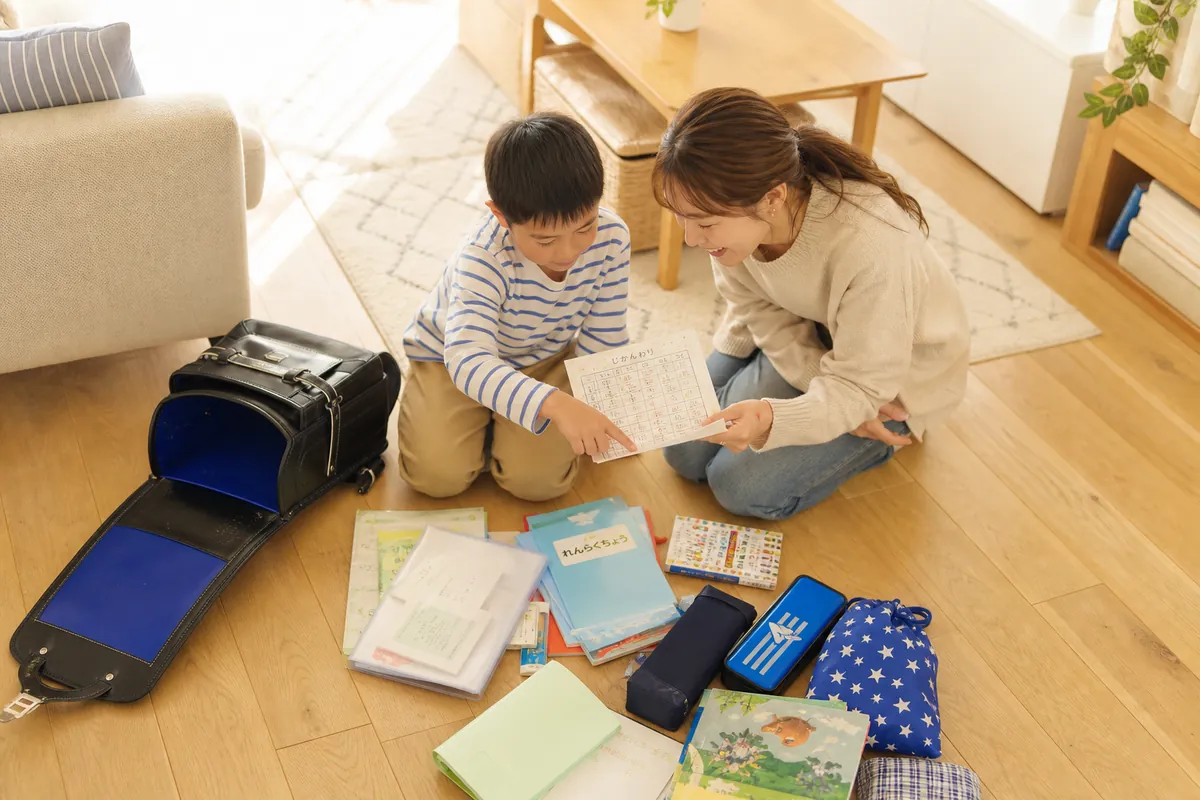 親子で時間割を見ながら持ち物を確認する様子