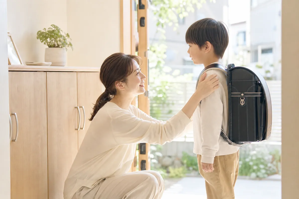 子どもの目線に合わせて話を聞くママ