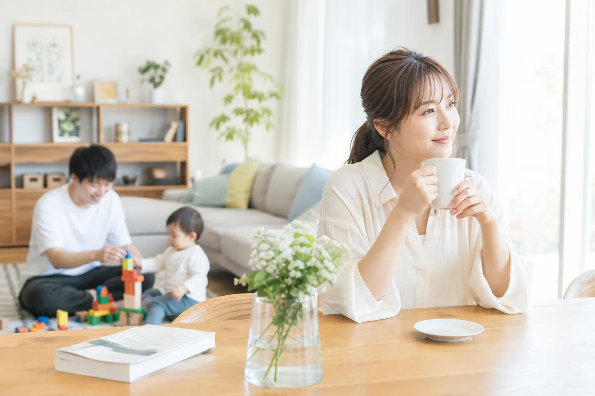 パパが子どもと遊ぶ間に休むママ