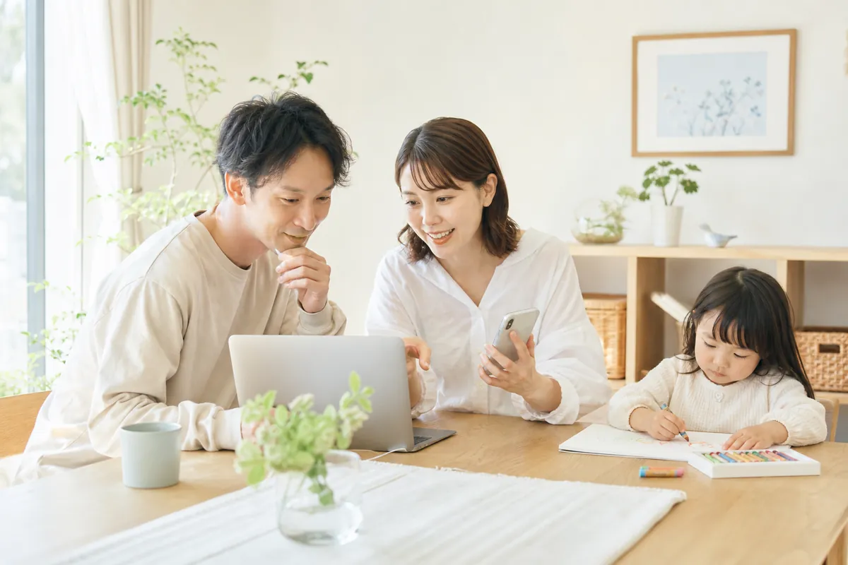 夫婦でふるさと納税の返礼品を相談する様子