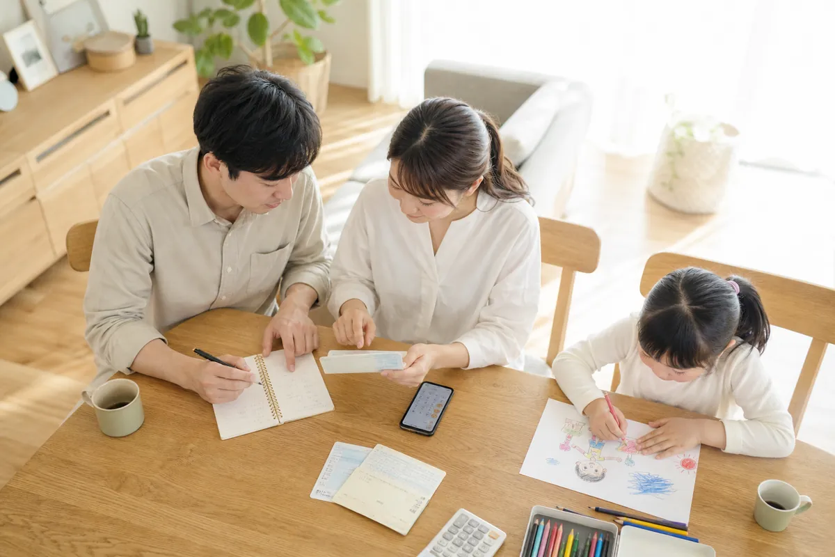 家計を一緒に確認する子育て世帯の夫婦