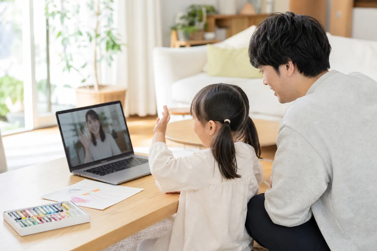 自宅でオンラインの幼児教室に参加する親子